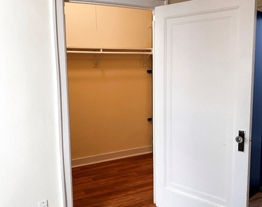 2536 N Sawyer Avenue - Photo Thumbnail 3