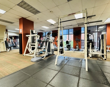 330 N Jefferson Street - Photo Thumbnail 10
