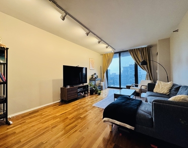 330 N Jefferson Street - Photo Thumbnail 3