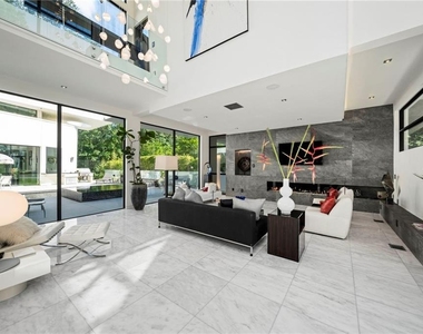 937 Berkshire Road Ne - Photo Thumbnail 12