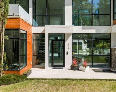 937 Berkshire Road Ne - Photo Thumbnail 10