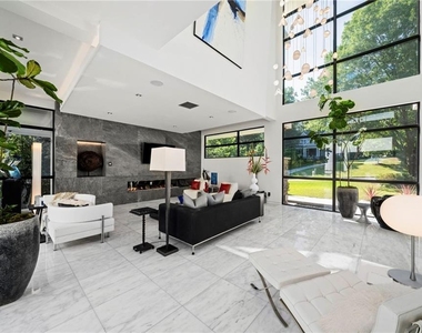 937 Berkshire Road Ne - Photo Thumbnail 13