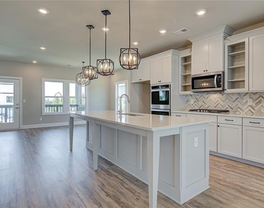 1095 Knoxboro Lane - Photo Thumbnail 5