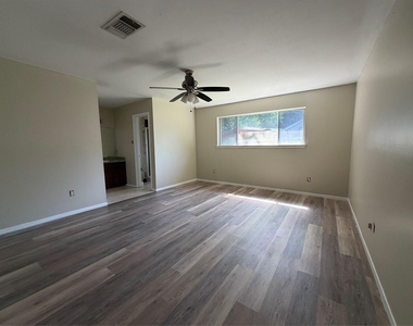 5319 Lincoln Town Drive - Photo Thumbnail 7