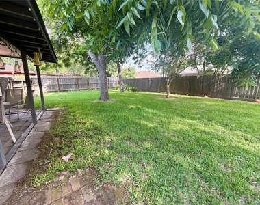 5319 Lincoln Town Drive - Photo Thumbnail 12