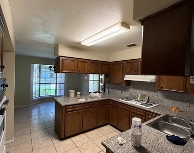 5319 Lincoln Town Drive - Photo Thumbnail 9