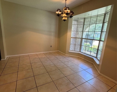 5319 Lincoln Town Drive - Photo Thumbnail 8