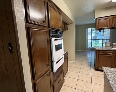 5319 Lincoln Town Drive - Photo Thumbnail 10