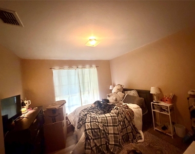 5319 Lincoln Town Drive - Photo Thumbnail 4