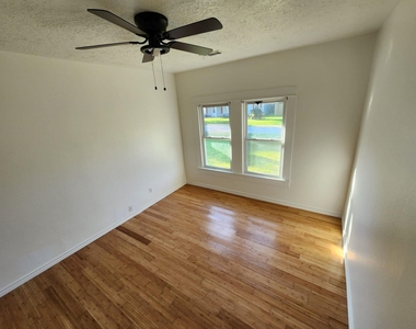 302 Ella Street - Photo Thumbnail 2