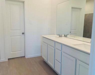 226 Draper Shadows Drive - Photo Thumbnail 24