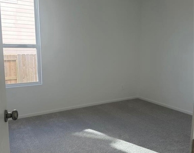 226 Draper Shadows Drive - Photo Thumbnail 12