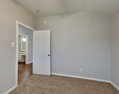 5803 Village Grove Drive - Photo Thumbnail 14