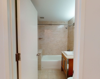 10 Hanover Square - Photo Thumbnail 3