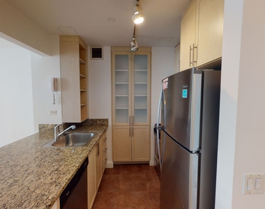 10 Hanover Square - Photo Thumbnail 2