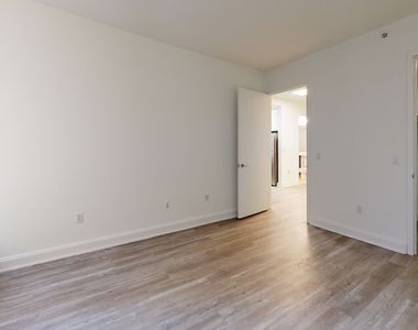 10 Hanover Square - Photo Thumbnail 3