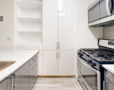 10 Hanover Square - Photo Thumbnail 1