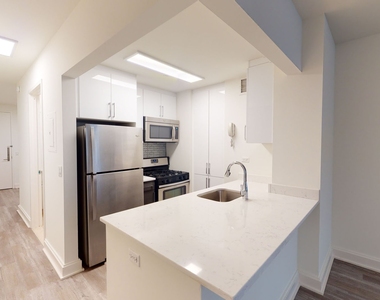 10 Hanover Square - Photo Thumbnail 2