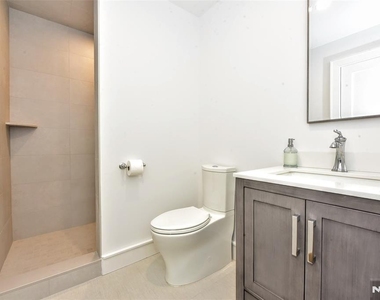 17 Grandview - Photo Thumbnail 24