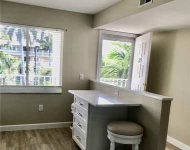 3032 Sandpiper Bay Circle - Photo Thumbnail 4