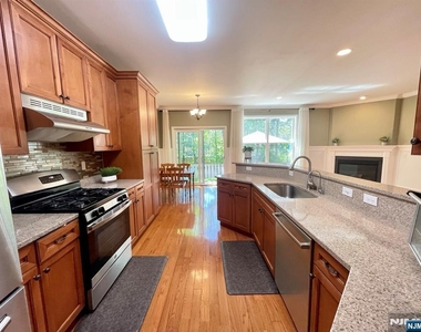 1805 Whitney - Photo Thumbnail 8