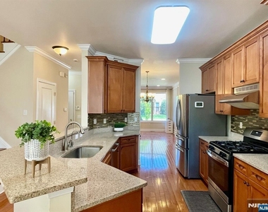 1805 Whitney - Photo Thumbnail 9
