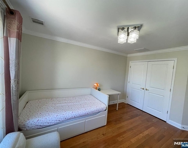 1805 Whitney - Photo Thumbnail 22