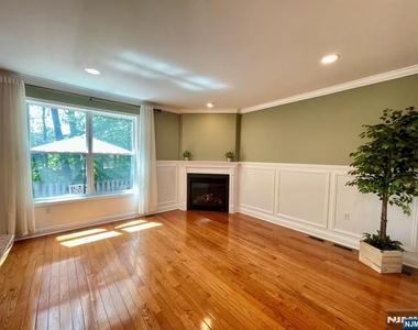1805 Whitney - Photo Thumbnail 4