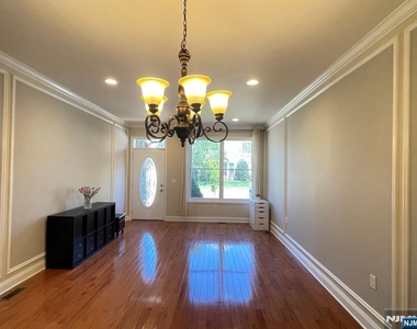 1805 Whitney - Photo Thumbnail 7