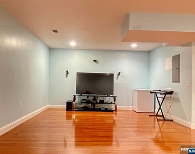 1805 Whitney - Photo Thumbnail 25