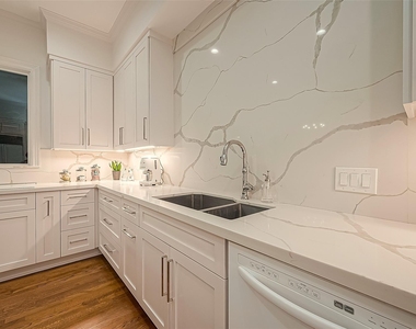 983 S Post Oak Lane - Photo Thumbnail 16