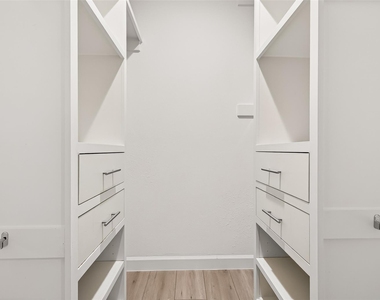 5252 Pinewood Terrace - Photo Thumbnail 32