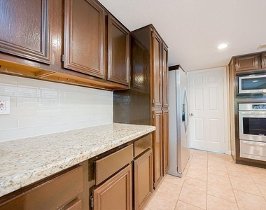 2039 Shorewood Lane - Photo Thumbnail 17