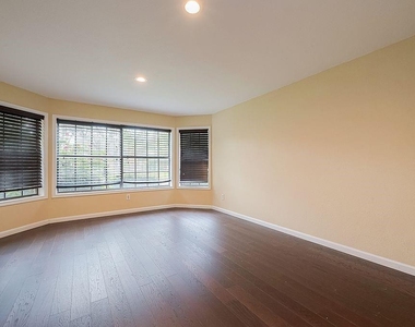 2039 Shorewood Lane - Photo Thumbnail 9