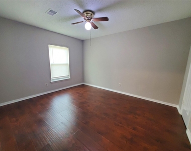 3323 Green Fields Drive - Photo Thumbnail 12
