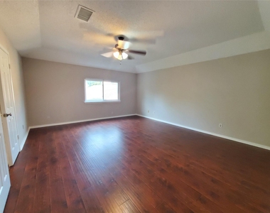 3323 Green Fields Drive - Photo Thumbnail 9