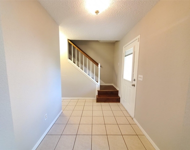 3323 Green Fields Drive - Photo Thumbnail 5
