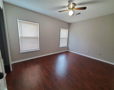 3323 Green Fields Drive - Photo Thumbnail 14