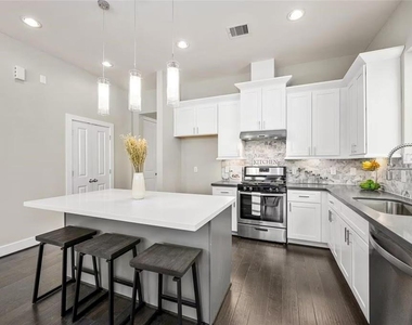 105 W Whitney Street - Photo Thumbnail 7