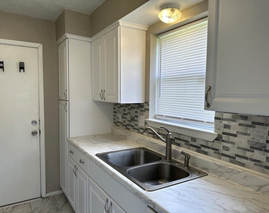 9822 Rumbling Wood Lane - Photo Thumbnail 4