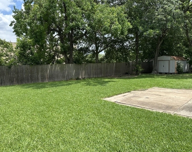 9822 Rumbling Wood Lane - Photo Thumbnail 11