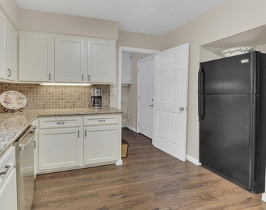 805 Bluebonnet Lane - Photo Thumbnail 28