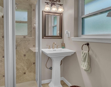 805 Bluebonnet Lane - Photo Thumbnail 20