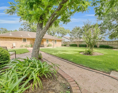 805 Bluebonnet Lane - Photo Thumbnail 12