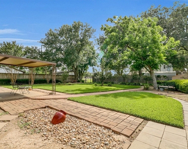 805 Bluebonnet Lane - Photo Thumbnail 9