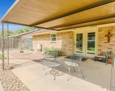 805 Bluebonnet Lane - Photo Thumbnail 16