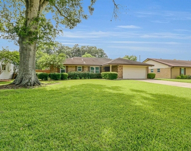 805 Bluebonnet Lane - Photo Thumbnail 2