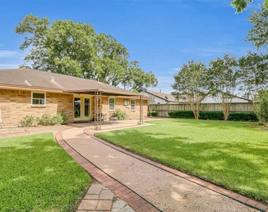 805 Bluebonnet Lane - Photo Thumbnail 10