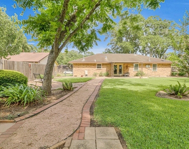 805 Bluebonnet Lane - Photo Thumbnail 11