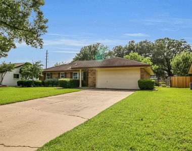 805 Bluebonnet Lane - Photo Thumbnail 6